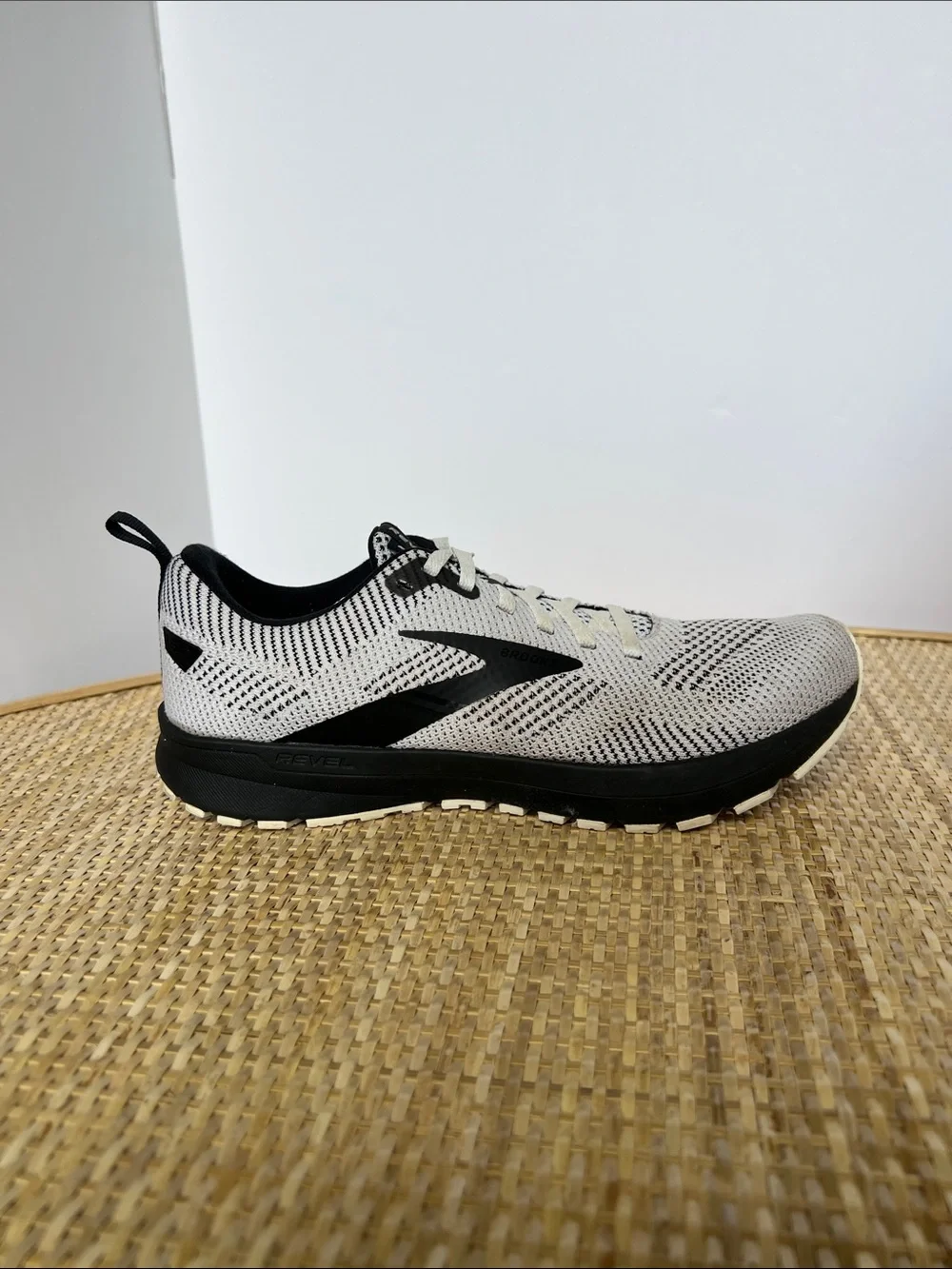 Brooks Revel 5 running shoes white mesh black Women’s 10.5 B